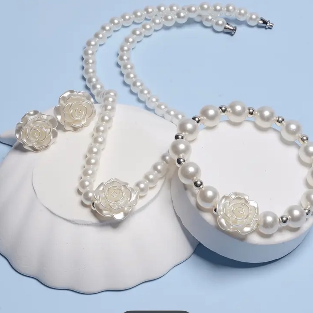 Elegant Pearl and Rose Jewelry Set - Picture 3 of 6